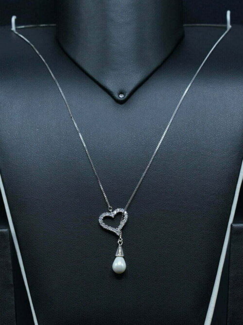 Pearl with heart pendant movable chain