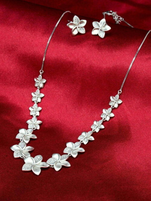 Matt finish elegant set with flower design