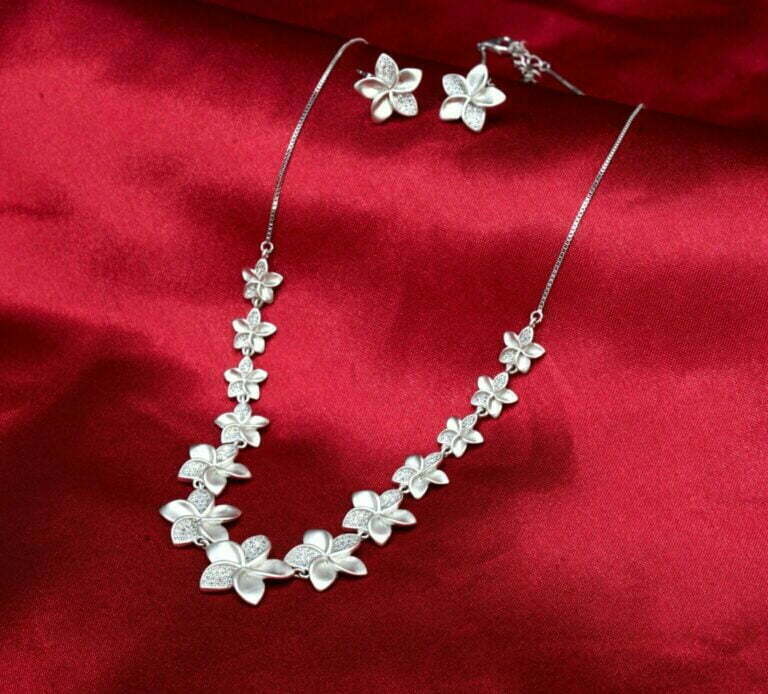 Matt finish elegant set with flower design