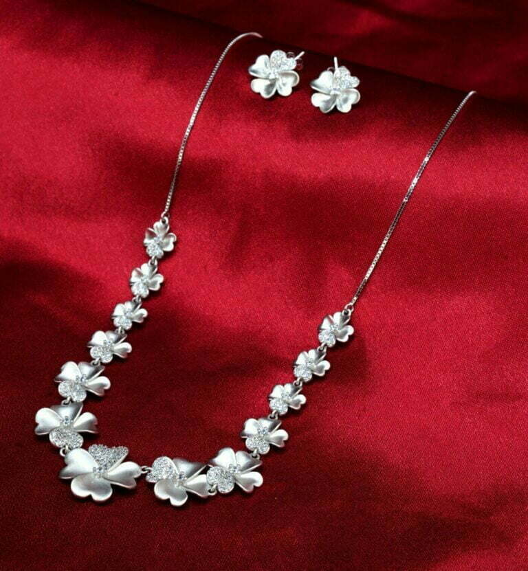 Matt finish designer flower set