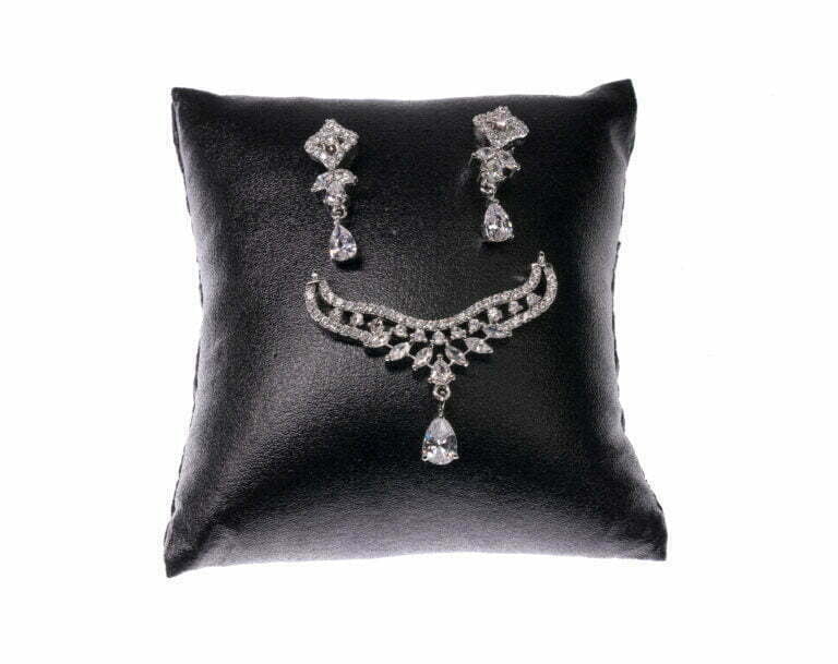 Diamond pattern square leaf stone set