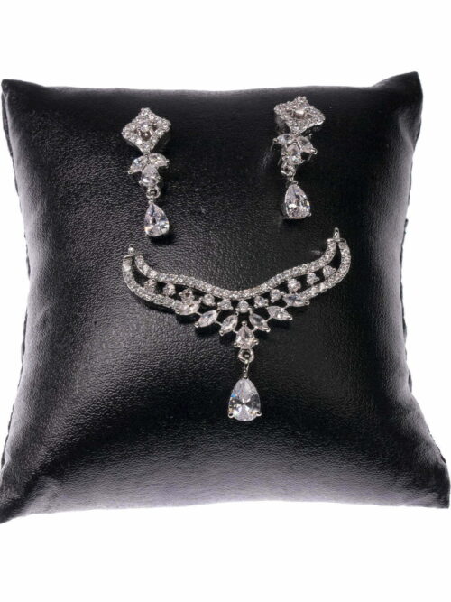 Diamond pattern square leaf stone set