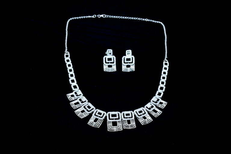 Box classy necklace set