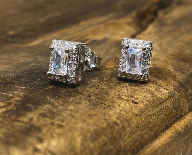 Square solitaire stud