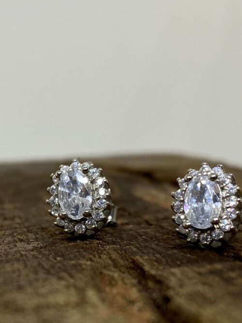 Solitaire oval studs