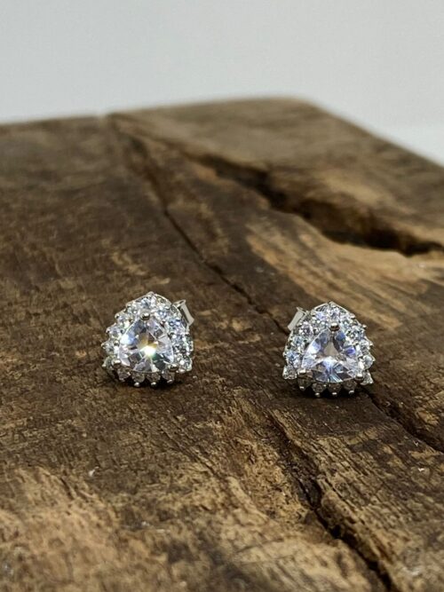Solitaire heart shape stud
