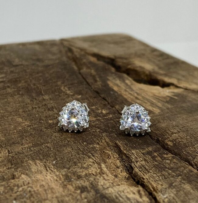 Solitaire heart shape stud