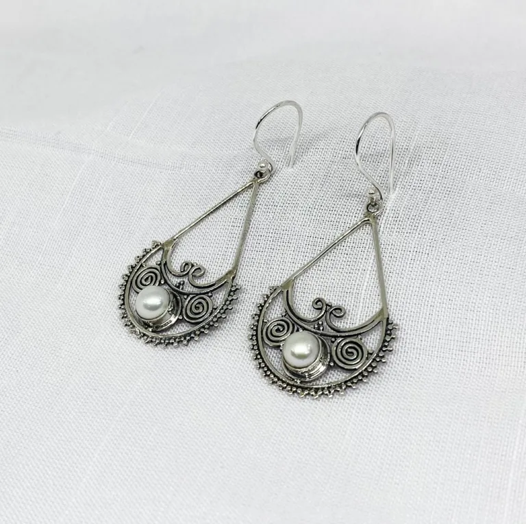 Handcrafted dia pearl dangler