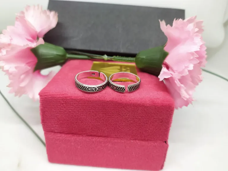 Petal designed silver band toe ring - Image 2