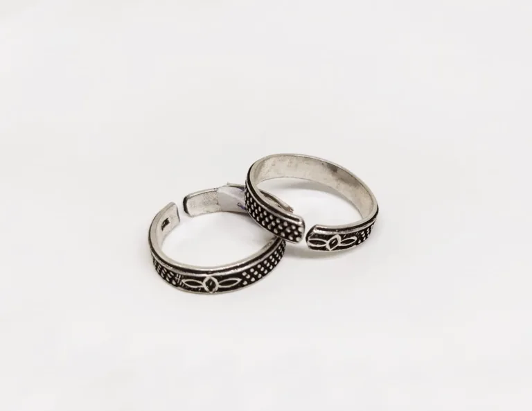 Petal designed silver band toe ring