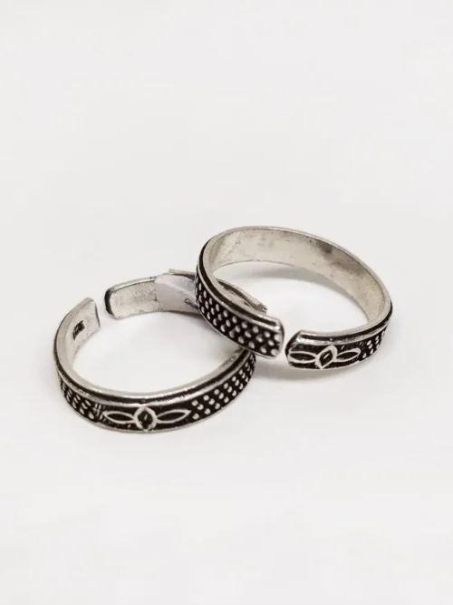 Petal designed silver band toe ring
