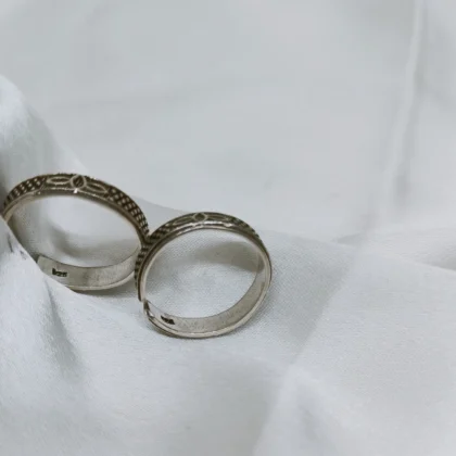 Petal designed silver band toe ring