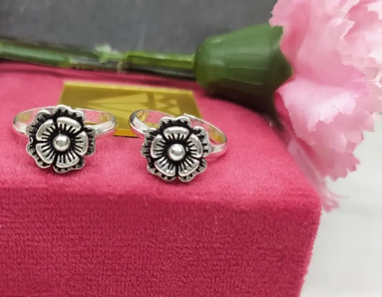 Flower oxidise silver toe ring