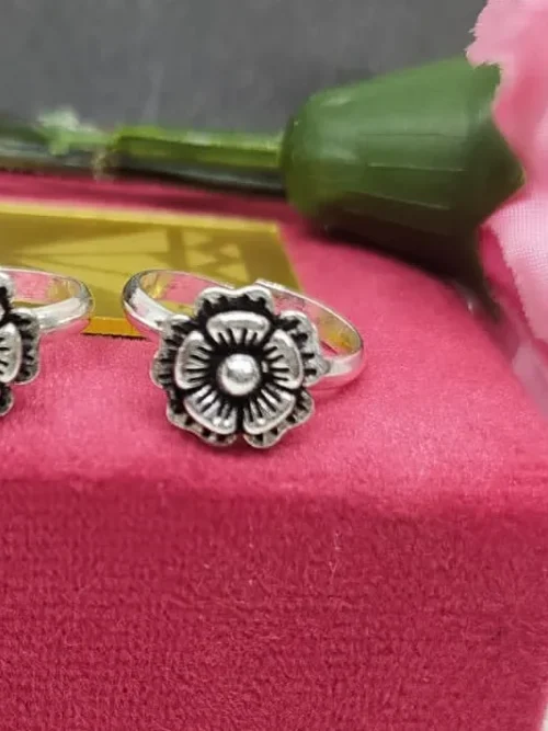 Flower oxidise silver toe ring