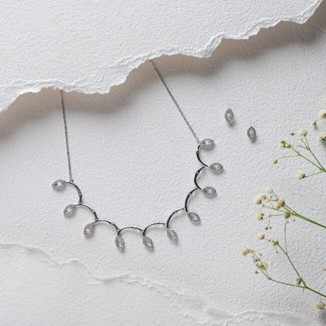 Pure Silver Hanging Leaf Design Necklance